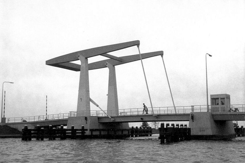 Stertil helpt met het produceren van bruggen