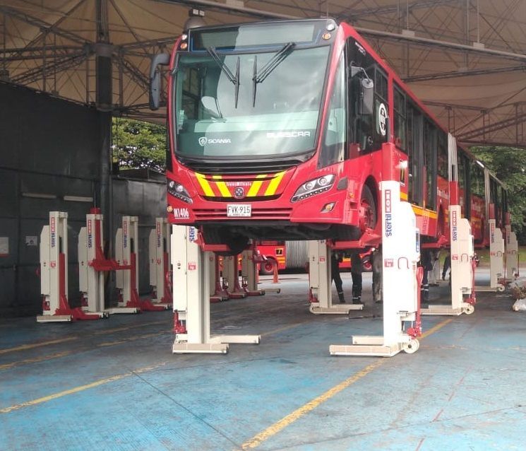 Scania and Stertil-Koni mobile column vehicle lifts